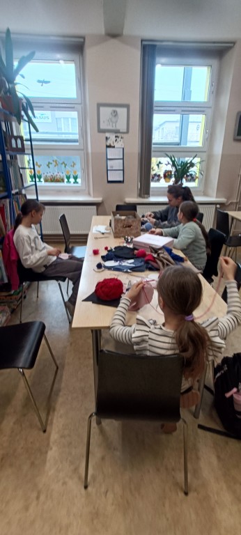 Szyjemy zajączki w bibliotece