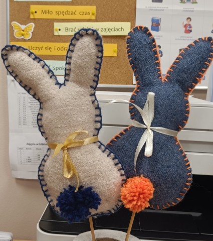 Szyjemy zajączki w bibliotece