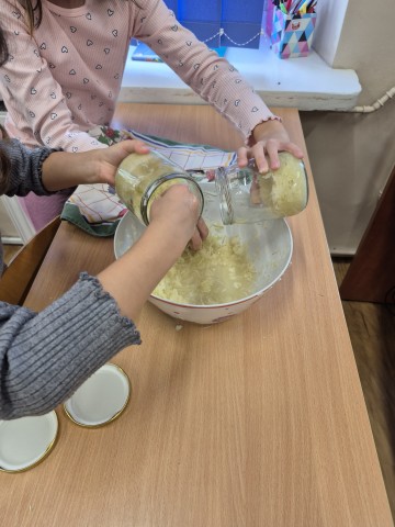 Kiszenie kapusty w klasie 3a