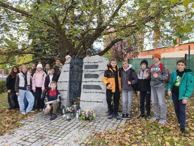 Odwiedzamy miejsca pamięci 