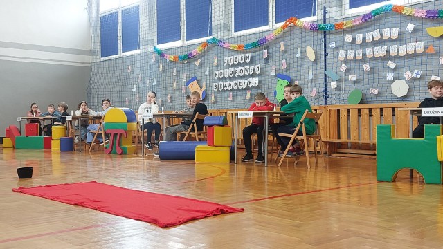 Dzień Matematyki,  Pierwszy Dzień Wiosny oraz Dzień Kolorowej Skarpetki.