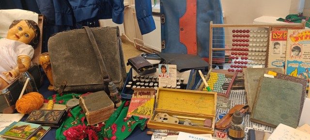 Szkoła pełna wspomnień  – Lekcje muzealne podczas jubileuszowej wystawy w bibliotece.