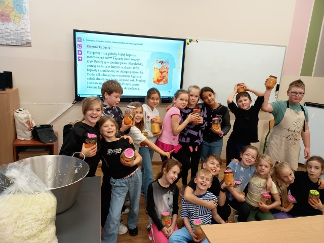 Warsztaty kiszenia kapusty w klasie trzeciej