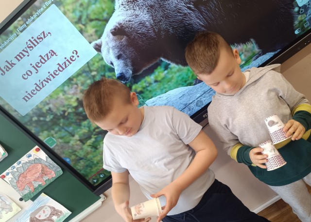 Klasa 2b poznaje sieć pokarmową zwierząt